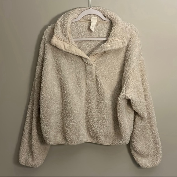 H&M Tops - H&M womens Sherpa cropped pullover